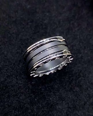 18K złoty, luksusowy pierścionek biżuterii z dwoma kręgami z białego złota i czarną ceramiczną spiralą.