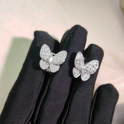 Nowoczesny styl 18K białe złoto na zamówienie Dwie kolczyki motyla z diamentem i kwiatami