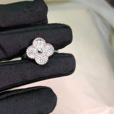 Wykwintna biżuteria luksusowej marki podnosząca styl dzięki ponadczasowej elegancji i rzemiosłu